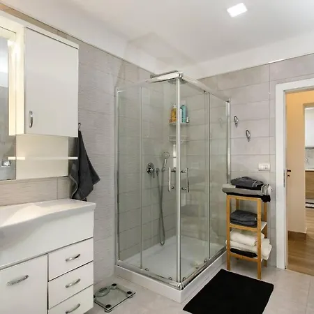 Emi's Willa Golem (Tirana)