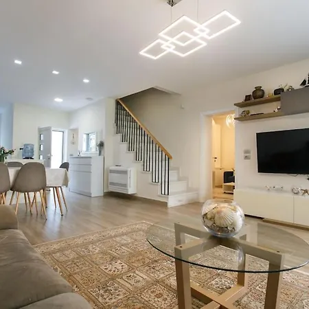 Emi's Willa Golem (Tirana)