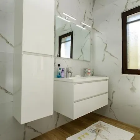 Emi's * Golem (Tirana)